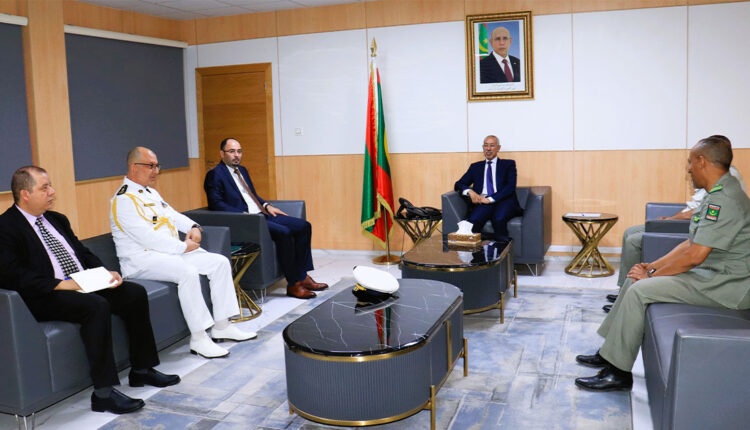 وزير الدفاع يبحث مع السفير الجزائري تعزيز التعاون بين موريتانيا والجزائر