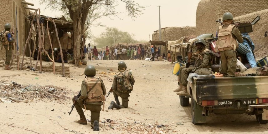 الجيش المالي يعلن تحرير 82 عسكريًا محتجزًا