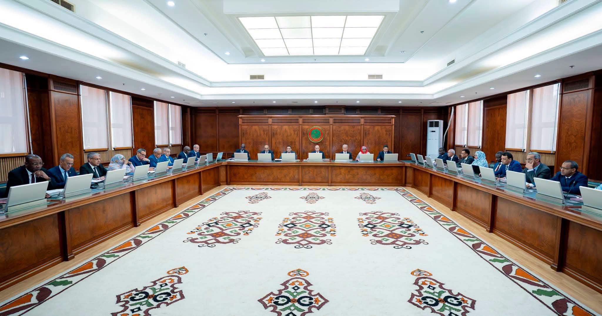 وزير المعادن يقدم بيانا خلال اجتماع الحكومة حول آلية جديدة لتسويق الذهب (بيان)