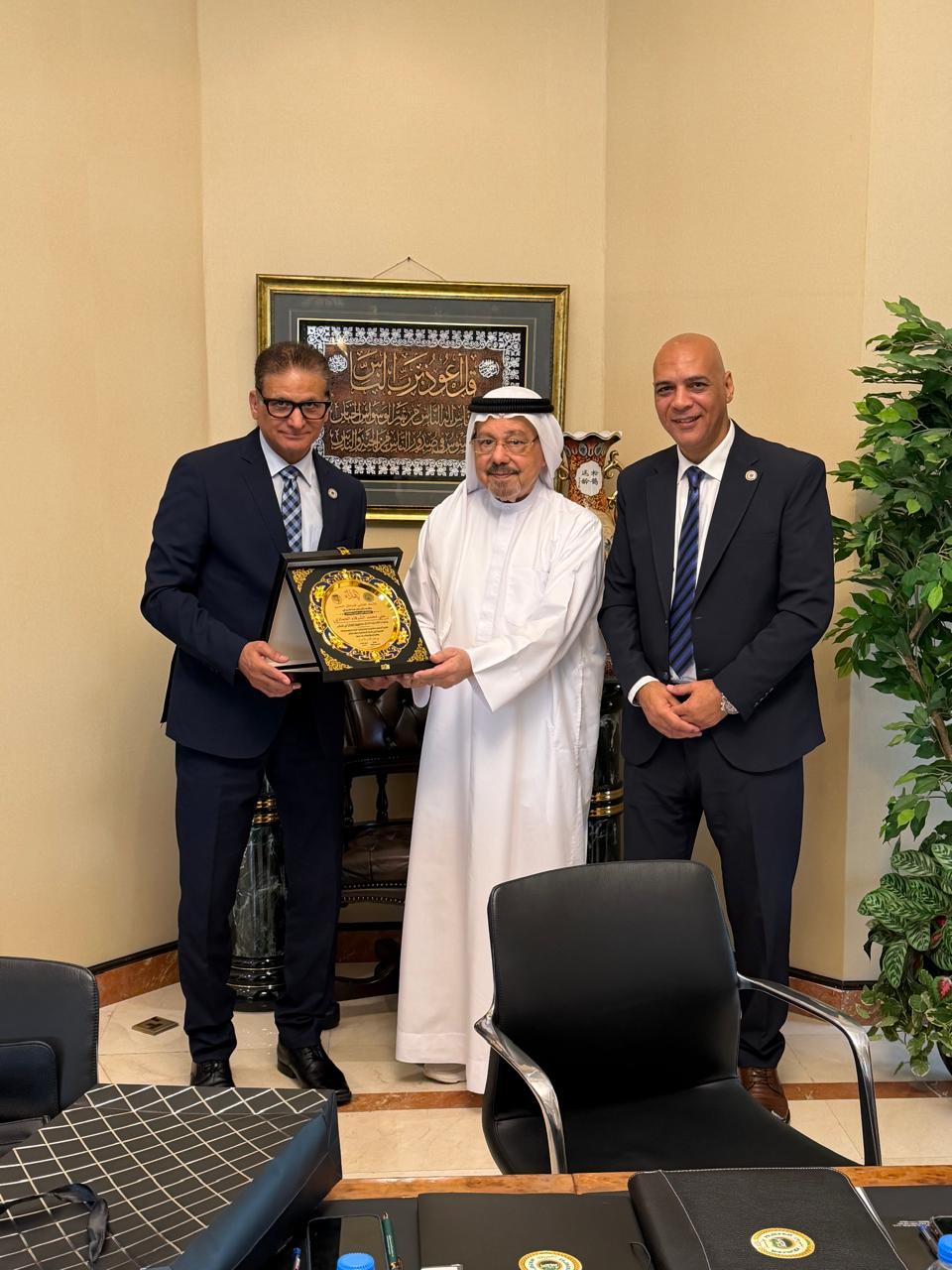 الاتحاد العالمي للمواطن المصري بالخارج يكرم المفكر العربي علي محمد الشرفاء بدرع الوفاء والتقدير